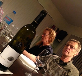 dos personas junto a una botella